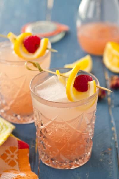 Sparking Rosewater Lemonade recipe - Gorgeous, pink, fizzy lemonade – a little tart, a little sweet with this  beautiful floral aroma from the rosewater – truly the perfect spring/summer libation. #lemonade #lemonaderecipes Drinks Ideas, Communal Table, Lemonade Recipes, Scrumptious Desserts, Family Movie, Wedding Cocktail, Memorial Day Weekend, Fruit Infused, Movie Nights