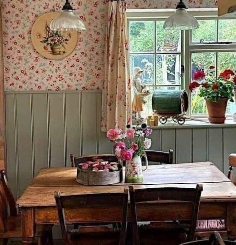 Cottage Core Dining Table, Cottagecore Dining Room, Colorful Cottagecore, Cottage Core Home, Cottagecore Kitchen, Let's Stay Home, Cottage Dining Rooms, Cottagecore Home, Lets Stay Home