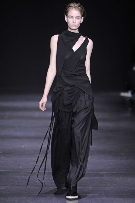 Ann Demeulemeester RTW Fall 2014. women's fashion and style. deconstructed fashion. Deconstruction Fashion, Anti Fashion, Black Clothing, Futuristic Fashion, Ann Demeulemeester, Women's Wear, Future Fashion, Mode Inspo, Dark Fashion