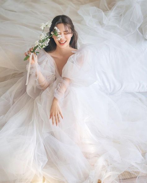 Korean Bride Photoshoot, Wedding Dress Studio Photoshoot, Pre Wedding Photoshoot Theme, Korean Bride, Bridesmaid Photoshoot, Korean Wedding Photography, Wedding Photo Studio, Wedding Portrait Poses, Bride Photoshoot