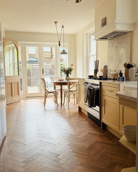 A little Monday morning color inspiration… psychologists say that the color yellow can stimulate feelings of happiness and optimism (probably because it’s associated with sunlight). We hope this kitchen designed by @emilybrookscolour brings you some cheer this morning! ☀️ @farrowandball paint info: Cabinets- Hay (No. 37) Walls- Pointing (No. 2003) Farrow Ball Pointing, Dusty Yellow, Wimborne White, Yellow Paint Colors, Oval Room Blue, Scenic Wallpaper, Colour Consultant, James White, Decorating Advice