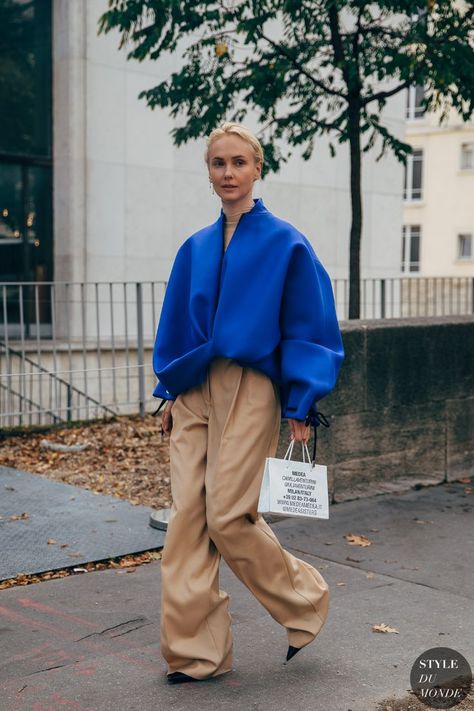 Navy Street Style, Milan Fashion Week 2023 Street Style, Blue Street Style, Paris Fashion Week 2023, Beige Hose, 2020 Street Style, Women Inspiration, Walking Down The Street, Paris Fashion Week Street Style