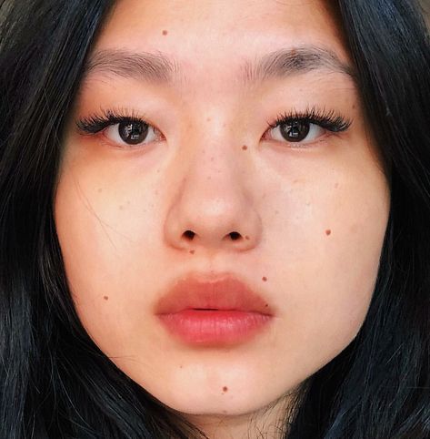 Moles On Face, Mole Tattoo, Beauty Dish, Brown Eyeliner, Beauty Mark, Beauty Looks, Beauty Tool, Summer Beauty, Korean Makeup