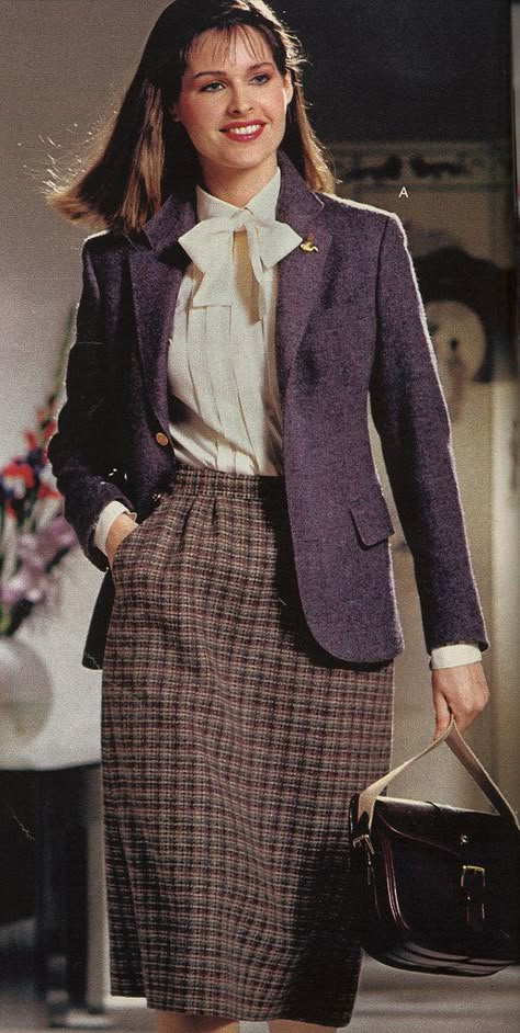 Spiegel Fall 81  3 Retro Corporate Aesthetic, Tv News Reporter Outfits, 80s Fashion Business, 80s Work Outfit, 80s Business Woman, Suit And Scarf, Journalist Outfit, 80s Fits, 1980s Outfits