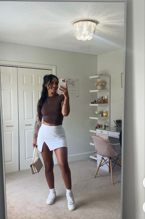 White Skirt Brown Top, Mini Skirt Outfit Ideas Summer, White Mini Skirt Outfit Summer, Mini Skirt Outfit Summer Casual, White Skirt Outfit Ideas, White Mini Skirt Outfit, Outfit Ideas Skirt, Mini Skirts Outfits Summer, Spring Skirt Outfits