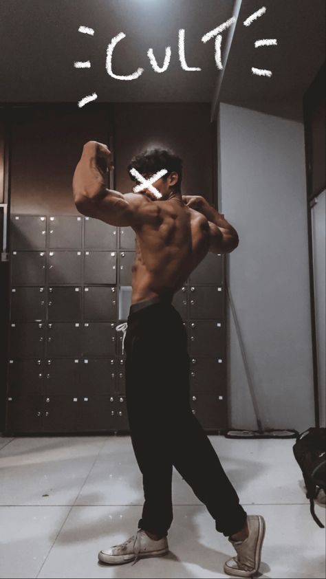 A strong young guy flexing his back muscle is such a way that is showing his years of work in making such a bad ass af sexy physique. Asthetic Bodybuilding Pose, Aesthetic Gym Poses Men, Gym Photography Ideas, Tough Guy Aesthetic, Gym Poses For Men, Gym Men Aesthetic, Gym Guy Aesthetic, Gym Photo Ideas, Aesthetic Bodybuilder