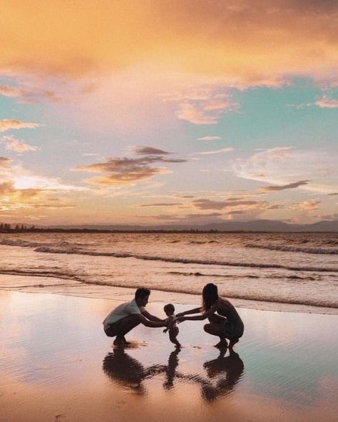 Couple With Baby, Beach Family Photos, Dream Family, 사진 촬영 포즈, Future Mom, Family Beach, Cute Family, Family Goals, Future Life