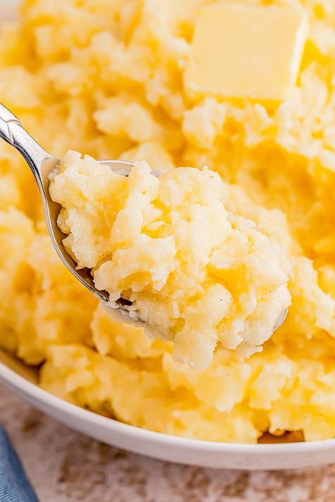 Make Ahead Mashed Potatoes — 🥔⏰🙌🏻 Make your life easier by preparing your mashed potatoes in advance! This is an EASY recipe that uses just 5 ingredients! Great for holiday dinners and busy weeknights alike! Learn all my tips and tricks for preparing CREAMY mashed potatoes up to three days in advance, plus how to reheat them so they stay PERFECT! Mashed Potatoes For Thanksgiving, Reheat Mashed Potatoes, Make Ahead Mashed Potatoes, Easy Mashed Potatoes, Fluffy Mashed Potatoes, Best Mashed Potatoes, Averie Cooks, Making Mashed Potatoes, Potato Recipes Side Dishes