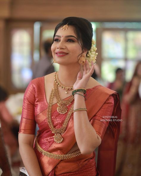 Kerala Hindu Bride Blouse Designs, Kerala Bride Jewellery, Kerala Hindu Bride, Saree Kerala, South Indian Wedding Saree, Saree Blouse Styles, Function Dresses, Kerala Bride, Kerala Wedding