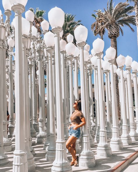 Urban Light LACMA Museum, Los Angeles, California / #visitla #LACMA #discoverla #visitcalifornia #urbanlight #urbanlights Lacma Photoshoot Ideas, Lacma Photoshoot, Lacma Lights Photo Ideas, Los Angeles Picture Ideas, Urban Lights La Photoshoot, Los Angeles Photoshoot Locations, Urban Lights Los Angeles Poses, Los Angeles Observatory, Houston Tx Photography