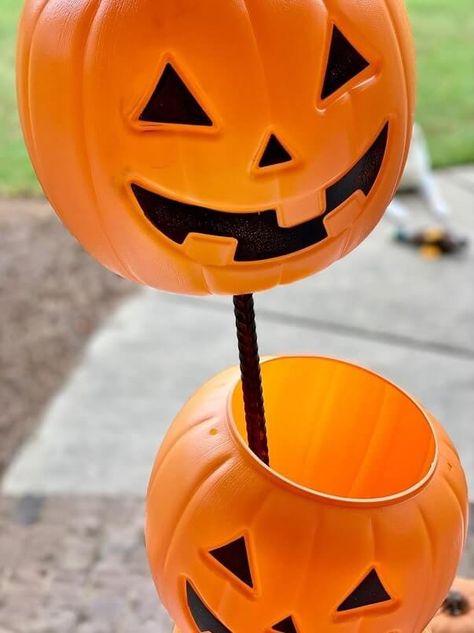 DIY Plastic Pumpkin Bucket Planters | Munchkins Planet Plastic Pumpkin Decorating Ideas, Pumpkin Bucket Decor, Pumpkin Bucket Crafts, Inexpensive Halloween Crafts, Stacked Halloween Pumpkins, Front Porch Diy, Pumpkin Planters, Plastic Pumpkins Bucket, Bucket Crafts