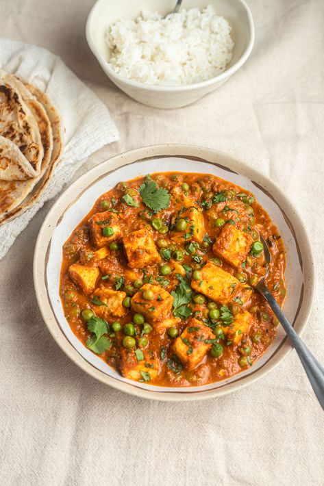 Matar paneer is a traditional North Indian dish of creamy paneer and peas swimming in a mildly spiced tomato sauce. My take on the classic dish can be prepared in just around 30 minutes. Monday Meals, East Recipes, Meatless Mains, Paneer Dishes, Indian Foods, Tomato Gravy, Picky Eating, Paneer Recipes, Food Projects