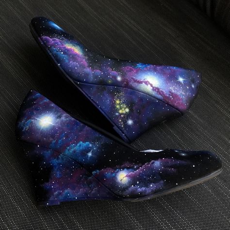 https://sosuperawesome.com/post/175219186697/sosuperawesome-galaxy-heels-lanchen-designs Galaxy Themed Dress, Galaxy Outfit, Galaxy Shoes, Galaxy Wedding, Diy Galaxy, Elf Clothes, Bridal Hair Inspiration, Stocking Tights, Theme Dress