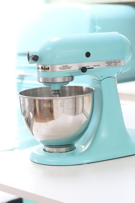 Were you the lucky recipient of a shiny new stand mixer over the holidays? 6 Things You Should Know About Your New Stand Mixer... Kitchenaid Artisan Mixer, Cocina Shabby Chic, Kitchen Aid Recipes, Mixer Recipes, Kitchenaid Artisan, Kitchenaid Stand Mixer, Kitchen Mixer, Stand Mixer, Kitchen Aid Mixer