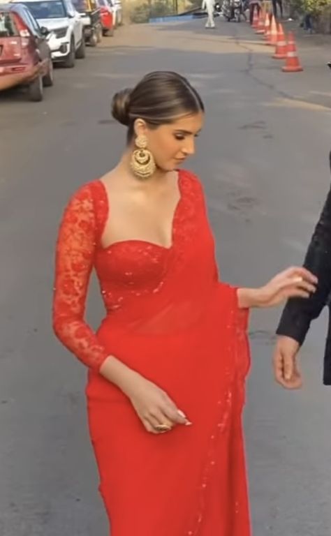 Hot Red Saree Look, Red Modern Saree, Tara Sutaria Red Lehenga, New Fashion Trends In India, Tara Sutaria Red Saree, Modern Sari Designs, Sangeet Outfit For Guest, Lengha Saree Style, Indi Western Outfits