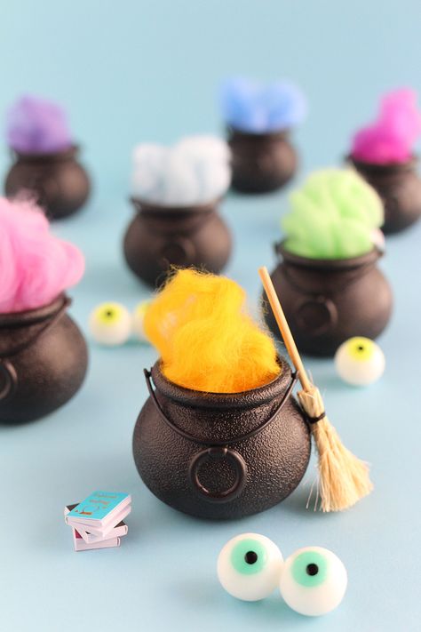 Cauldron Party Favors, Mini Cauldron Decoration Ideas, Mini Cauldron Ideas, Caldron Halloween Ideas, Halloween Picnic, Bubble Gum Party, Healthy Halloween Party Food, Cauldron Craft, Lab Decorations