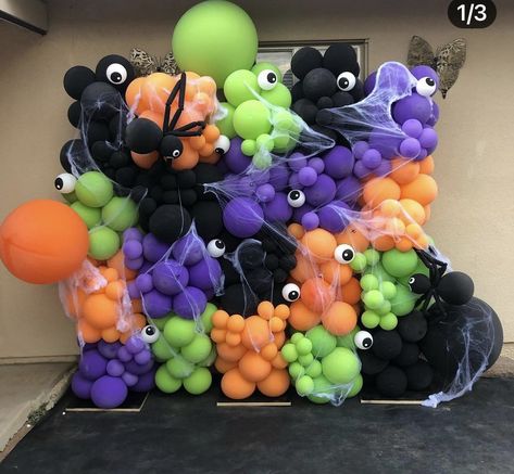 Halloween Balloon Wall Backdrop, Booday Party Ideas, Halloween Balloon Backdrop, Halloween Balloon Wall, Halloween Balloons Decorations, Halloween First Birthday, Halloween Themed Birthday Party, Deco Halloween, Halloween Balloon