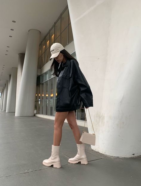 Chunky White Boots Outfit, White Boots Outfit Aesthetic, Square Boots Outfit, White Platform Boots Outfit, White Chunky Boots Outfit, White Ankle Boots Outfit, Seattle Outfits, White Chunky Boots, Chunky Boots Outfit