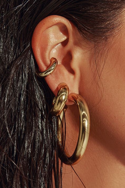 Any outfit, every day, all occasions. Sculpted in a two-inch arc, our 18K gold filled hoops are the style that unites true hoop girls and those who just dabble in the art. Wear solo or alongside other hoops in a graduating stack. Jewelry Collection Handcrafted in Brazil 18k Gold Filled Thickness: 7mm Diameter: 2" Weight: 0.55 oz Waterproof Hypoallergenic.#jewelrylover #handcraftedjewelry #jewelryinspiration #jewelrydesign #jewelryobsessed #jewelryoftheday #jewelrygoals #jewelryfashion #jewelrytrends Gold Hoop Earring Stack, Stack Jewelry, Chunky Gold Earrings, Chunky Gold Jewelry, Dope Jewelry Accessories, Earring Stack, Xmas Wishlist, Thick Hoop Earrings, Earrings Aesthetic