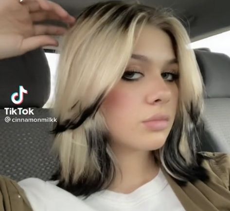 Colored Layers Hair, Hairdye Ideas Blonde, Curtain Dyed Hair, Burnt Ends Hair Dye, Layer Color Hair, Black Tips Hair Color, Half And Half Blonde Hair, Two Toned Hair Color Ideas Short Hair, Blond Hair With Black Tips