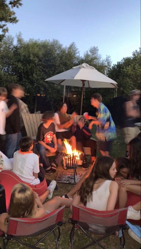 Family Parties Aesthetic, Backyard Rager Party, Southern Party Aesthetic, Cookout With Friends, Family Gatherings Aesthetic, Backyard Bonfire Aesthetic, Bbq With Friends Aesthetic, Big Friendgroups, Family Fun Aesthetic