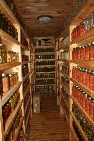 Cool canning room :) Canning Pantry, Food Storage Rooms, Canning Kitchen, Canned Food Storage, Root Cellar, Creative Storage Solutions, Basement Storage, Cold Room, Home Canning