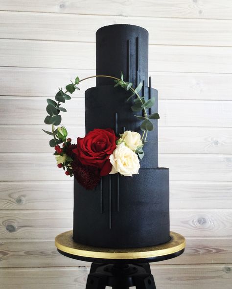 Black Fondant Cake, Black Simple Wedding, Black Wedding Cake, Contemporary Wedding Cakes, Flower Desserts, Black Fondant, Black Wedding Cakes, Green Cake, Wedding Cakes Blue