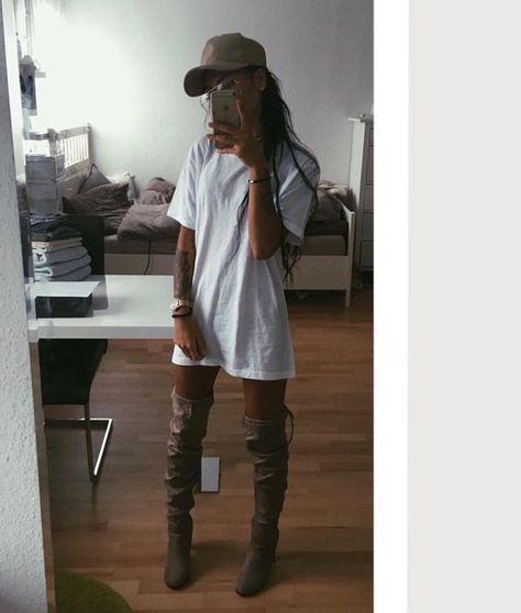 Outfits With Knee High Boots, Knee Boots Outfit, High Boots Outfit, Trendy Swimwear, Cooler Look, Mode Inspo, Looks Style, Ladies Dress Design, Boots Outfit