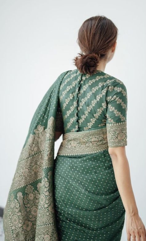 Banarasi Saree Outfit Ideas, Banarasi Sari Blouse Designs, Katan Saree Blouse Design, Benares Blouse Designs, Professional Blouse Designs, Banarasi Outfit Ideas, Green Saree Blouse Designs, Banarsi Blouse Design, Banarsi Saree Blouse Design