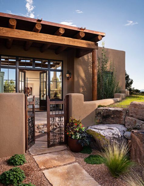 Southwest Style Houses, Southwest Homes Exterior Santa Fe Style, Santa Fe Adobe Homes, Modern Santa Fe Style Homes Exterior, Santa Fe House Exterior, Modern Santa Fe Style Homes, Santa Fe Homes Exterior, Santa Fe Homes Interiors, Modern Adobe Interior