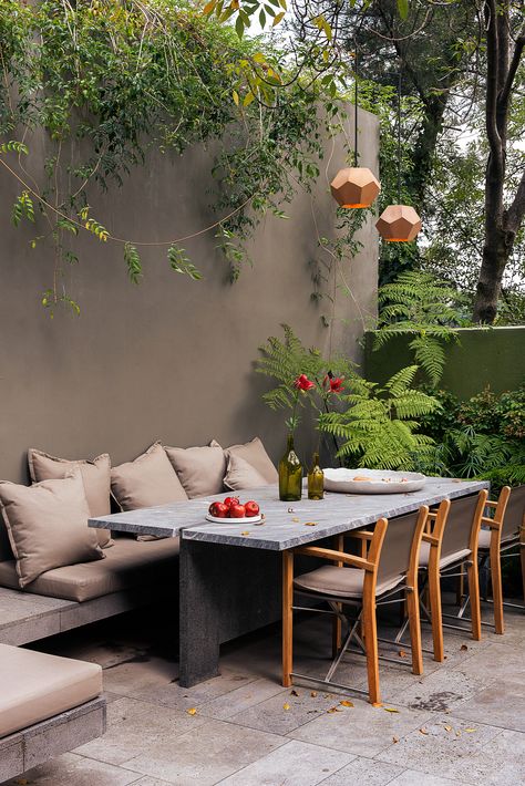 4 Ways to Get a Lush & Modern Outdoor Look. Set al Fresco Ambience. A built-in bench and table turn this courtyard into an open-air dining room. Casa Hobbit, Outdoor Seating Area, Modern Backyard, Patio Interior, Small Patio, Outdoor Dining Area, Patio Area, Patio Table, Outdoor Rooms