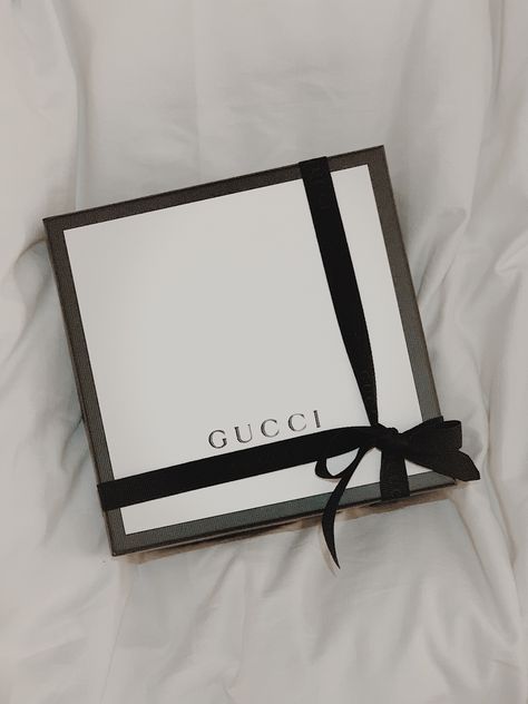 #gucci #box #guccigift #packaging Gucci Gift Boxes, Gucci Box Packaging, Chanel Packaging, Gucci Packaging, Mailer Packaging, Luxury Brand Packaging, Rich Gifts, Gucci Gift, Paper Bag Design