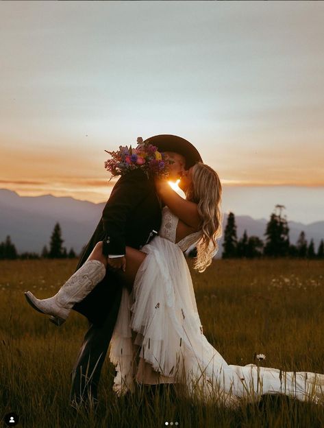 Country Wedding Elopement, Wedding Picture Ideas For Photographer, Outdoor Wedding Pictures Ideas, Boho Wedding Photo Ideas, Diy Elopement Ideas, Country Wedding Bridal Party, Wedding Photo Ideas Country, Fall Wedding Photos Bride And Groom, Fall Wedding Picture Ideas