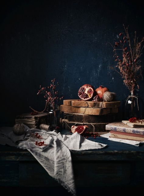 VWArtclub - Still life celebrating Pomegranate Table Decor, Christmas Food Photography, Amazing Food Photography, Moody Food Photography, Food Photography Background, Dutch Still Life, Dark Food Photography, Photo Hacks, Foto Top