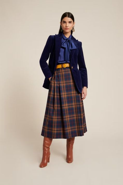 Tartan Fashion, Tartan Skirt, Skirts With Boots, Cooler Look, Plaid Skirt, Work Wardrobe, Mode Vintage, Mode Inspiration, Office Fashion