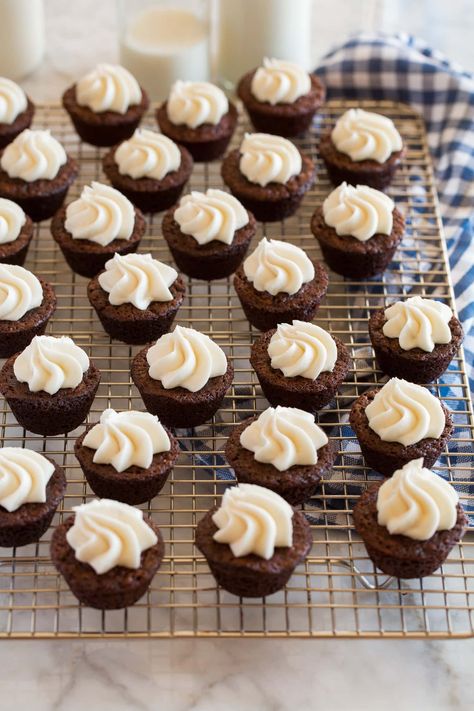 Tuxedo Brownies Pampered Chef, Frosted Brownie Bites, Brownie Appetizers, Easy Brownie Bites Recipe, Mini Brownie Recipes, Brownie Serving Ideas, Brownie Bites With Frosting, Homemade Brownie Bites, Brownie Cups Mini