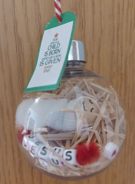 Plastic fillable baubles filled with cut up raffia,a model baby Jesus,JESUS beads & a heart bead. Attached to the bauble is a tag with bible verse on it. Great for hanging on your Christmas tree & good talking point for all your Christmas visitors Fillable Baubles Ideas, Christmas Church Crafts, Kids Church Christmas, Fillable Baubles, Christmas Program, Glass Ball Ornaments, Christmas Kids, Christian Christmas, Cut Up