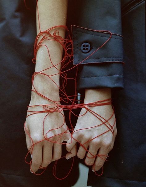 Red String Of Fate, Frida Art, Yennefer Of Vengerberg, Hand Photography, Fotografi Vintage, 사진 촬영 포즈, String Theory, Hand Reference, Red String