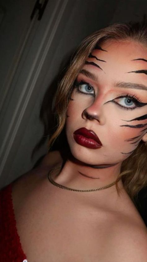 Colorful Contour Makeup, Halloween Tiger Makeup, Tiger Halloween Costume Women, Tiger Makeup Women, Tiger Makeup Halloween, Magician Makeup, Tiger Halloween Makeup, Makeup Horor, Dark Angel Makeup