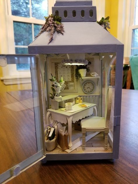 Lantern Terrarium, Dekoratívne Vence, Room Box Miniatures, Fairy Lanterns, Lantern Ideas, Fairy Garden Designs, Room Boxes, Miniature Gardens, Fairy Garden Houses