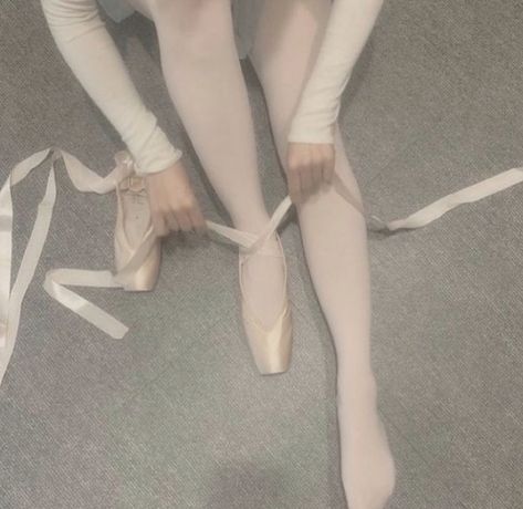 #ballet #balayage #balletdancer #coquette #fashion #explorepage #softaesthetic Ballet Beauty, Ballet Inspiration, Dancing Aesthetic, White Swan, كريستيانو رونالدو, Ballet Girls, Pointe Shoes, Swan Lake, Miss Dior