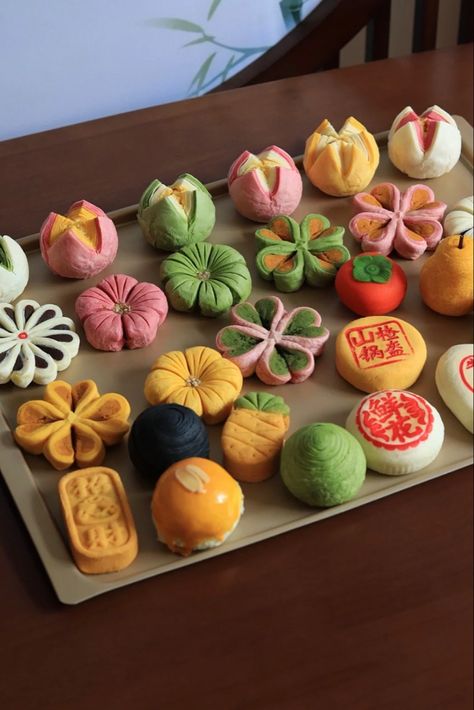 Chinese Pastries, Chinese Pastry, Japanese Wagashi, Giraffe Cakes, Chinese Snacks, Afternoon Tea Recipes, China Food, Dessert Tea, Bread Art