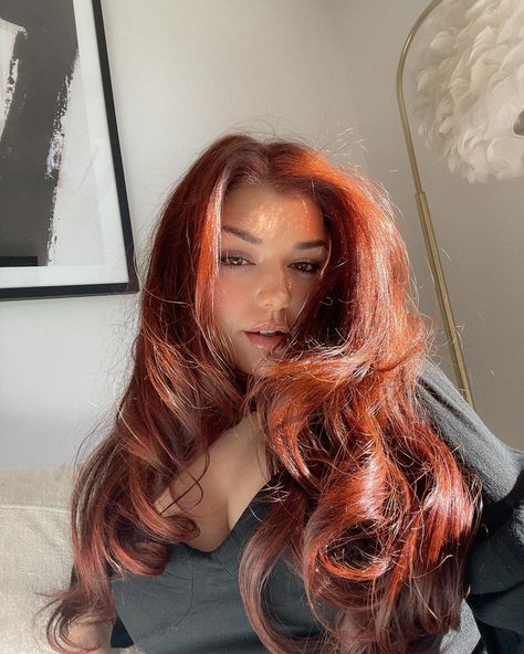 Red hair girl selfie. Black romantic top. Jessica rabbit hair. Voluminous hair Red Copper Hair, Red Hair Outfits, Pretty Red Hair, Red Hair Looks, Copper Red Hair, Plum Hair, Red Era, Girl Hair Colors, Wine Hair