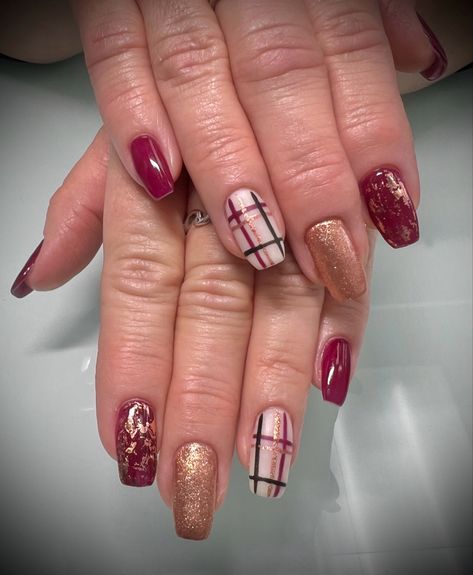 Red Nails With Plaid Accent, Autumn Tartan Nails, Burgundy Plaid Nails, Fall Plaid Nail Designs, Nails Copper, Nails Plaid, Plaid Nail Designs, Plaid Nail Art, Christmas Nail Art Easy