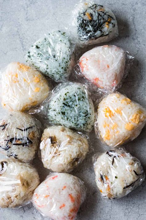 Easy Onigiri Recipe, Easy Onigiri, Onigiri Recipes, Onigiri Filling, Japanese Onigiri, Japanese Rice Balls, Healthy Japanese Recipes, Onigiri Recipe, Sushi Recipes Homemade