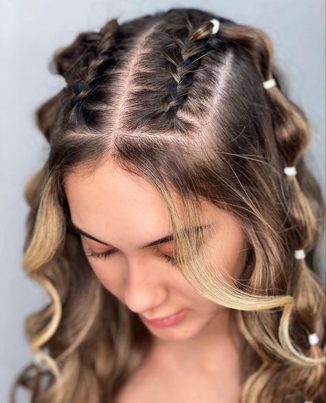 Hairstyles For Coachella, Music Festival Hair Styles, Coachella Hairstyles 2023, Edc Rave Hairstyles, Music Festival Hair Braids, Easy Festival Braids, Music Fest Hairstyles, Cute Carnival Hairstyles, Hairstyles For Music Festivals