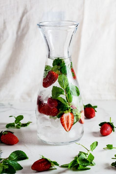 Easy DIY flavored water - Simply Delicious Diy Flavored Water, Flavored Water Recipes, Fruit And Veggies, Infused Water Recipes, Fruit Infused Water, Spa Water, Fruit Water, Fruit Infused, Idee Pasto Sano