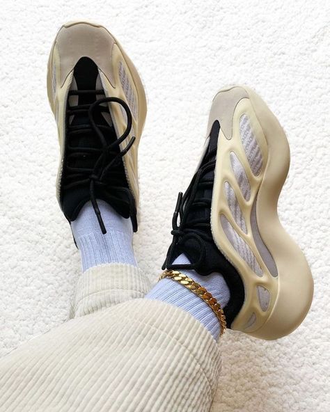 Adidas Yeezy 700, Jordan Shoes Retro, Yeezy 700, Fresh Shoes, Hype Shoes, Aesthetic Shoes, Adidas Samba Sneakers, Chunky Sneakers, Sneaker Collection