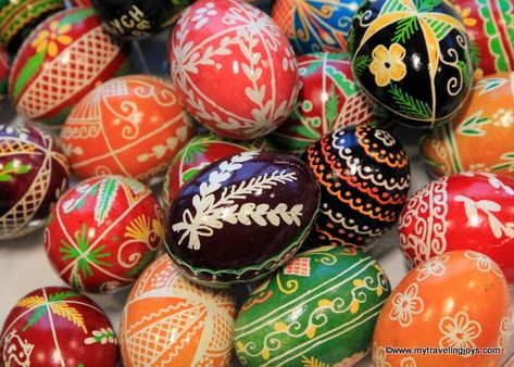 Polish Pisanki & Decorating Easter Eggs in Poland ~ My Traveling Joys Polish Easter Traditions, Turkish Food Recipes, Decorating Easter Eggs, Polish Easter, Polish Traditions, Easter Arrangement, Travel In Europe, Polish Folk Art, Ukrainian Easter Eggs