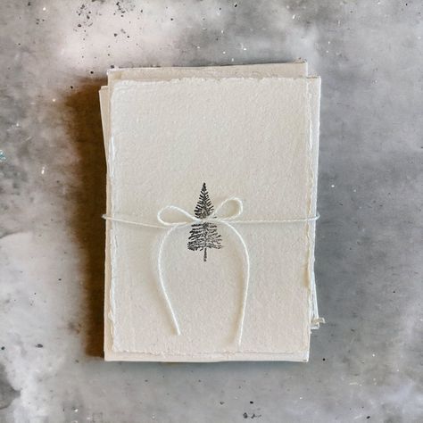 Simple Christmas Paper Crafts, Christmas Card Aesthetic, Beautiful Christmas Cards Handmade, Christmas Cards Minimalist, Aesthetic Christmas Cards, Handmade Christmas Cards Ideas, Minimal Christmas Card, Xmas Cards Diy, White Christmas Card